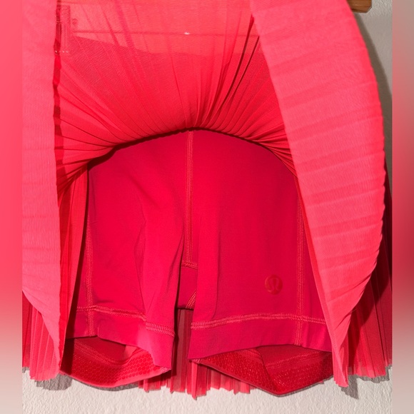 Lululemon Mesh Pleat Mid-Rise Tennis Skirt Size: 4 - Picture 2 of 3